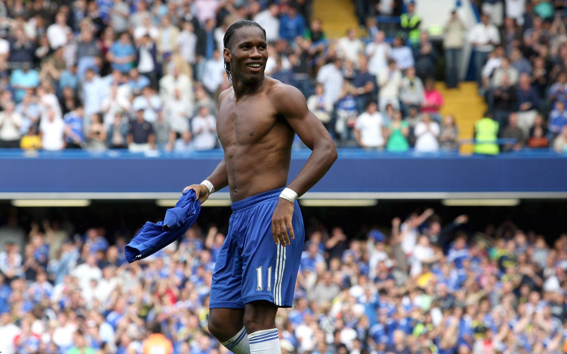 夜读，场上教学，主教练郑智正在热身